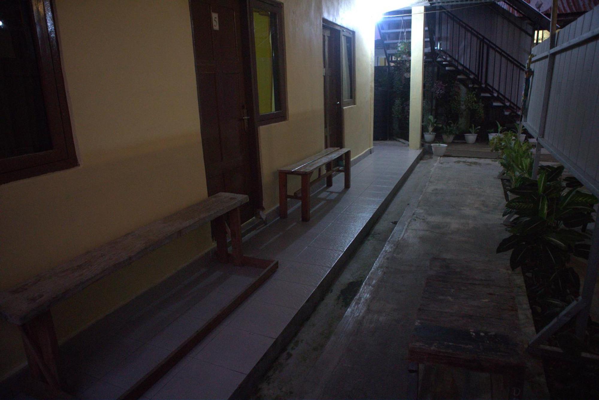 Tange Guest House Ruteng Exterior photo